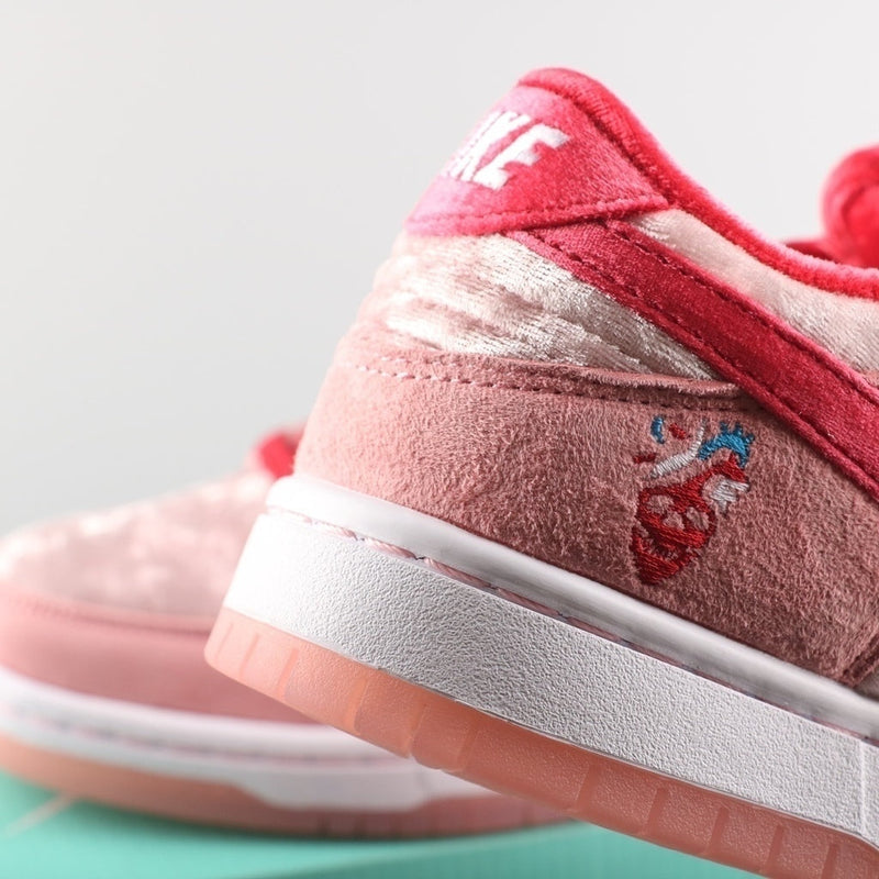 NIKE StrangeLove x Dunk Low SB 'Valentine's Day'