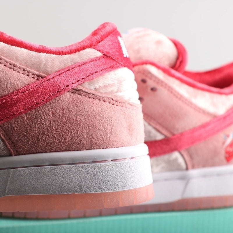 NIKE StrangeLove x Dunk Low SB 'Valentine's Day'