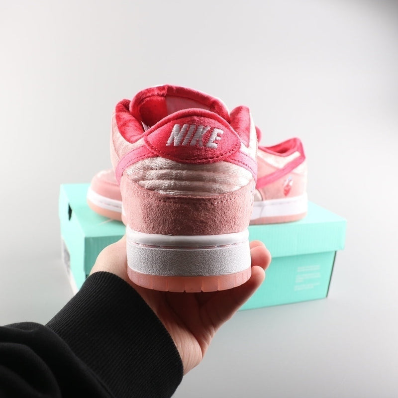 NIKE StrangeLove x Dunk Low SB 'Valentine's Day'