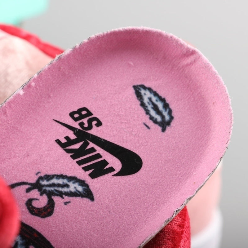 NIKE StrangeLove x Dunk Low SB 'Valentine's Day'