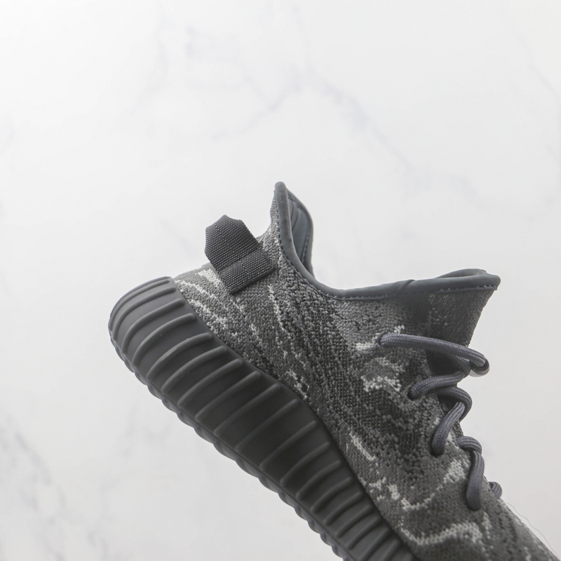 Adidas Yeezy Boost 350 V2 DarkGreymon ID4811