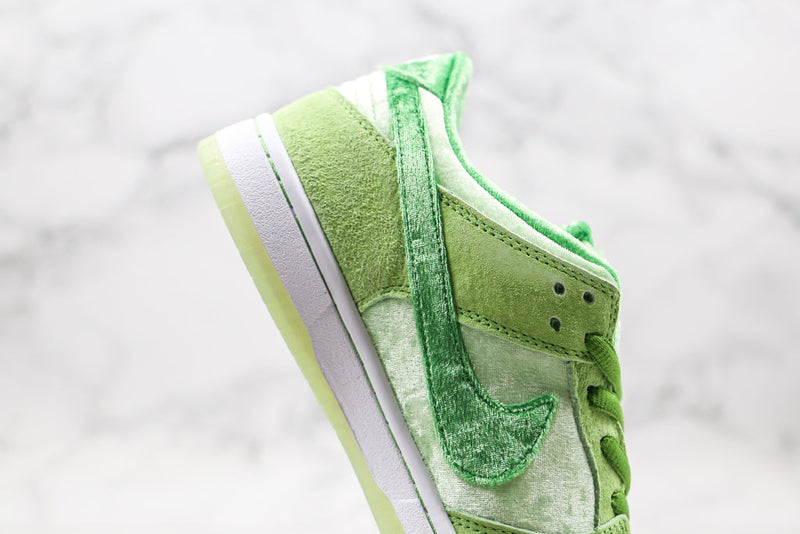 NIKE STRANGELOVE DUNK LOW SB GREEN BEANS VALENTINES DAY