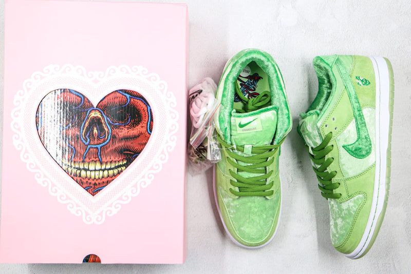 NIKE STRANGELOVE DUNK LOW SB GREEN BEANS VALENTINES DAY