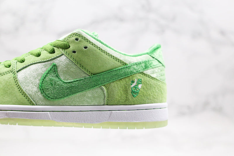 NIKE STRANGELOVE DUNK LOW SB GREEN BEANS VALENTINES DAY